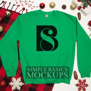 Gildan 18000 Flat Lay Kelly Green Sudadera temática de Navidad Maqueta