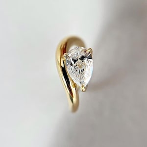 Delikatny pierścień Moissanite o wydłużonym szlifie gruszkowym 1,85 CT, obrączka ślubna z litego żółtego złota 14-karatowego, boczny pływający kosz, 1,8 mm zakrzywiony pasek, prezent dla kobiet