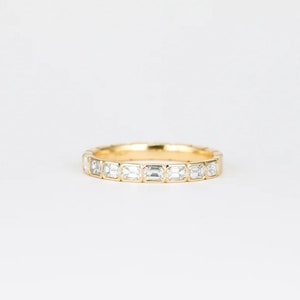 Jonc empilable en or jaune massif 14 carats, anneau serti clos taille émeraude 0,9 TC, demi-éternité, anneau assorti est-ouest, alliance, bijoux de mariage image 1