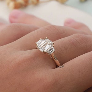2.60 TC Moissanit Triologie / Trapez Seitensteine / 14k Gelbgold / Drei-Stein-Ring / Verlobungsring / Jubiläumsgeschenk für Sie / Moissanit-Triologie
