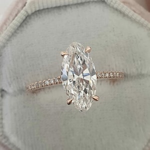 Anel de moissanita com corte antigo Moval de 2,02 CT - Anel solitário com corte Moval - Anel de ouro rosa sólido - Halo oculto - Faixa de eternidade 3/4 - Joias finas feitas à mão