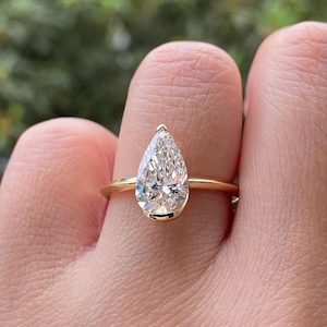 Anello di fidanzamento con moissanite a goccia, solitario a taglio a pera allungato da 12 x 7 mm, oro giallo massiccio 14k, classico set con mezza lunetta, anello/regalo per anniversario