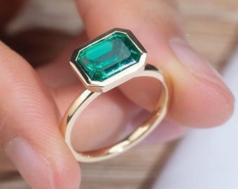 Delicato anello con castone incastonato con taglio smeraldo verde da 3,10 CT, solitario con taglio smeraldo incastonato est-ovest, oro giallo massiccio 14k, anello di promessa nuziale, regalo di nozze