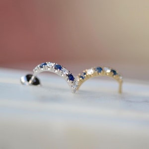 2,2 MM Schlangenschwanz Ohrringe, 0,42 TC Moissanite Tails mit rundem Schliff, blaue und farblose Akzente, 14 Karat solide Weißgold Ohrringe, Push Backs, Geschenk für Sie