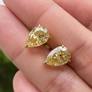 OMC Pear Cut Ohrstecker-Gelbe Birne Ohrstecker-14K Gelbgold Fein Schmuck-Zacken-Korb Set Ohrring-Schraube zurück Bolzen-Casual Wear Trendy Bolzen