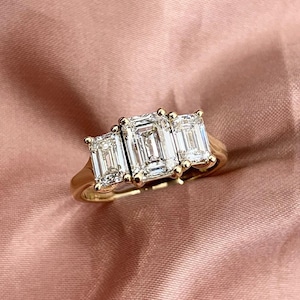 3.25 TCW Ausgezeichnete Emerald Cut Trilogy-Smaragd drei Stein Ring-14k Gelbgold-Split Schaft-Ehering-Handgemachter Goldschmuck für Sie