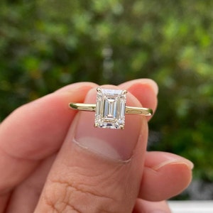 Anello di fidanzamento solitario con moissanite taglio smeraldo impeccabile da 7 x 9 mm, in oro giallo massiccio 14k, a 4 griffe, con fascia a cattedrale da 2 mm, regalo per lei