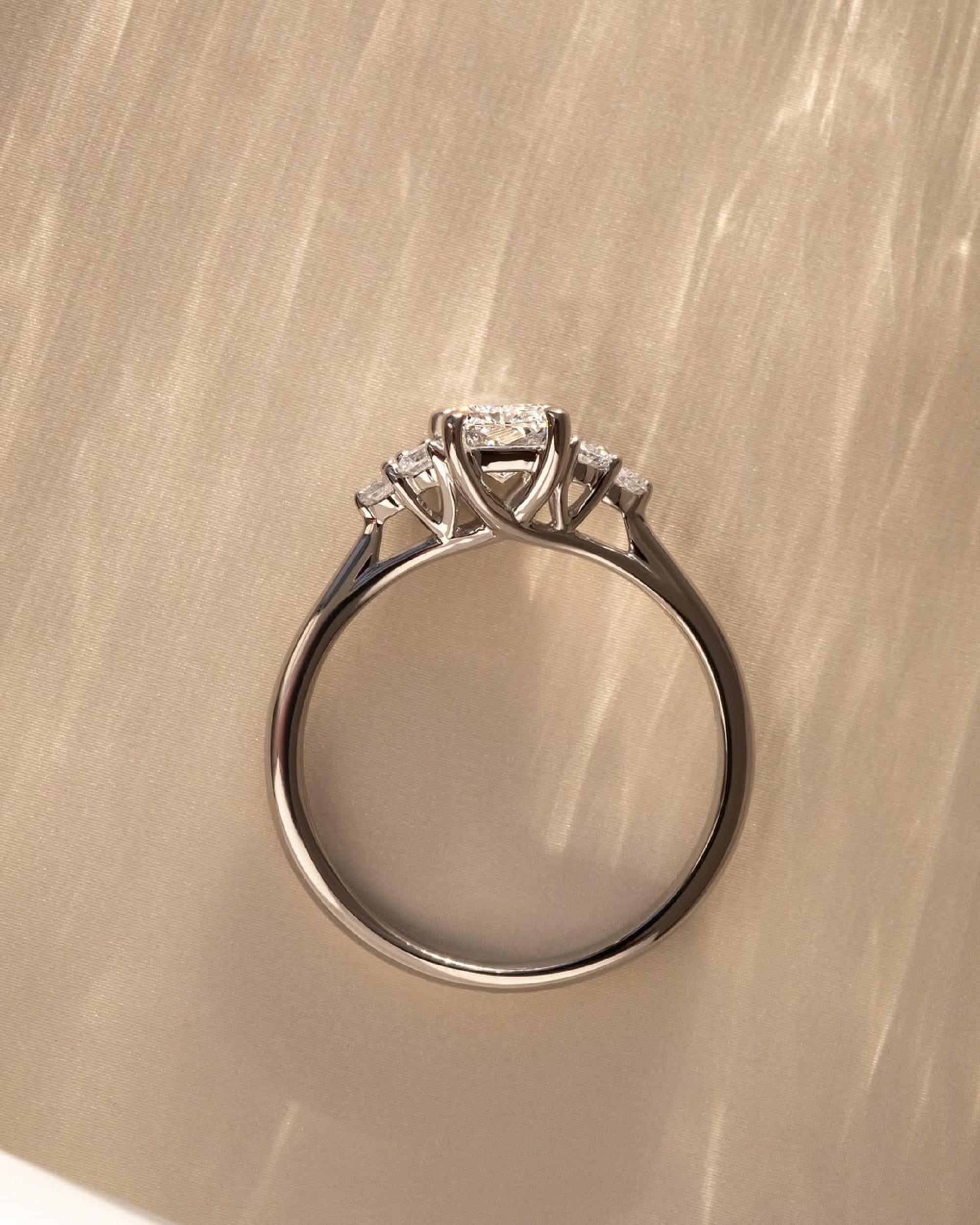 Fede Nuziale Solitario FN Oro Bianco 14K Twisted Real Moissanite Taglio Fede Nuziale Solitario FN Oro Bianco 14K Twisted Real Moissanite Taglio