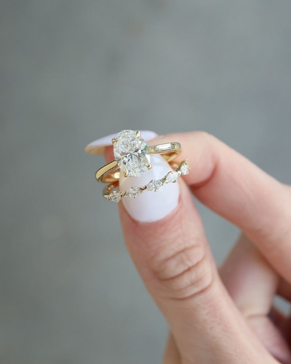 Elegantes 2.15 TC Oval Cut Wedding Ring Set 14k Gelbgold versteckter Halo Moissanitring halbe Eternity Cluster Band Hochzeitsschmuck Geschenke Etsy