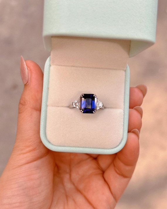 Trilogie bleu royal taille émeraude 3,7 TC, bague en moissanite - Main Image