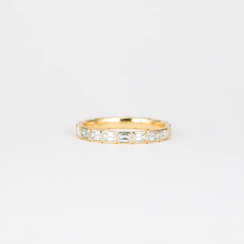 Jonc empilable en or jaune massif 14 carats, anneau serti clos taille émeraude 0,9 TC, demi-éternité, anneau assorti est-ouest, alliance, bijoux de mariage image 1