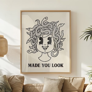 Te hizo mirar arte de la pared, cartel de Medusa, decoración divertida del hogar, arte de la mitología griega, cartel de monstruo, impresión humorística, decoración de la pared divertida - SIN MARCO