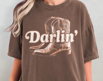 Camisa Darlin: camiseta vintage con colores cómodos del oeste, camiseta con botas vaqueras, camiseta gráfica de rodeo para mujer, camiseta campestre, camiseta vaquera retro