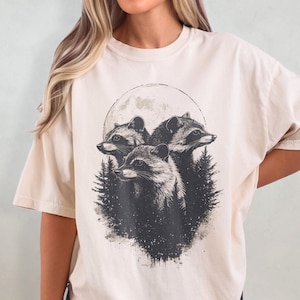 Camiseta &quot;Tres Mapaches Luna&quot; - Camiseta con colores de mapache, camiseta retro con gráfico de mapache, regalo para amantes de los mapaches, regalos divertidos, camiseta de Panda Basura