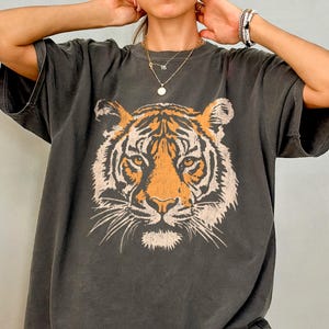 ヴィンテージタイガーTシャツ - レトロな動物の快適なカラーTシャツ、トラ好きの方への90年代の動物ギフト、ワイルドキャットシャツ、ジャングルサファリタイガーグラフィックTシャツ