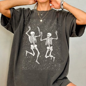 Tanzendes Skelett-Shirt - Retro Halloween Comfort Farben T-Shirt, Skelett-Grafik-T-Shirt, süßes gruseliges T-Shirt, Vintage Schädel-T-Shirt, Herbst-Top