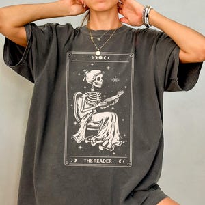 Maglietta "The Reader" - Maglietta "Bookish Comfort Colors", Maglietta con le carte dei tarocchi, Maglietta con lo scheletro che legge, Maglietta con l'estetica dei tarocchi, Regalo per gli amanti dei libri