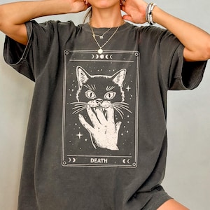 Chemise tarot chat - T-shirt couleurs confort chat drôle, chemise carte tarot mort, chemise sorcière esthétique tarot morsure de chat, chemise chat sorcière Halloween