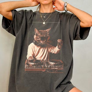 Party Katzen Shirt - Lustiges Katzen Komfort Farben T-Shirt, DJ Geschenk, Katzenliebhaber Geschenk, Musik T Shirt, Rave Shirt, Musik Festival Shirt, Katzeneltern