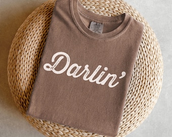 Camiseta gráfica Darlin' Western: Camisa vaquera retro con colores cómodos