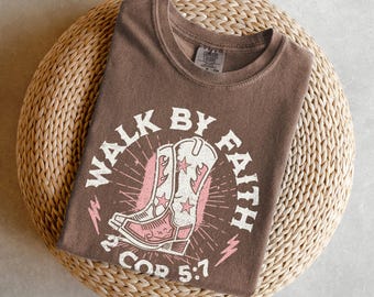 Maglietta Walk By Faith - Maglietta Christianity Comfort Colors: Maglietta cristiana occidentale, Maglietta con stivali da cowgirl, Maglietta con versetti della Bibbia, Maglietta da cowboy retrò