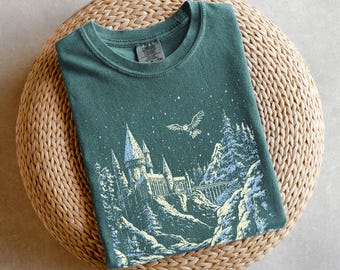 Camiseta de libro mágico, camiseta con colores de confort literario, camiseta del Mundo Mágico, camiseta de la Escuela Mágica, regalo para amantes de la fantasía, camiseta de Universal Studios