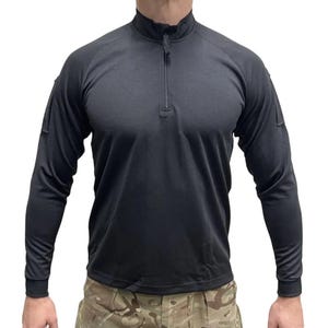 Könnte beinhalten: Ein schwarzes Langarmshirt mit einem Viertel-Reißverschluss und einem Stehkragen. Das Shirt hat kleine Taschen an den Oberarmen. Der Stoff scheint ein leichtes, atmungsaktives Material zu sein.