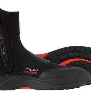 Könnte beinhalten: Schwarzer Neopren-Stiefel mit seitlichem Reißverschluss und strukturiertem Obermaterial. Die Sohle ist schwarz mit orangefarbenen Akzenten. Der Stiefel trägt den Text "7MM CELLIANT INFRARED".