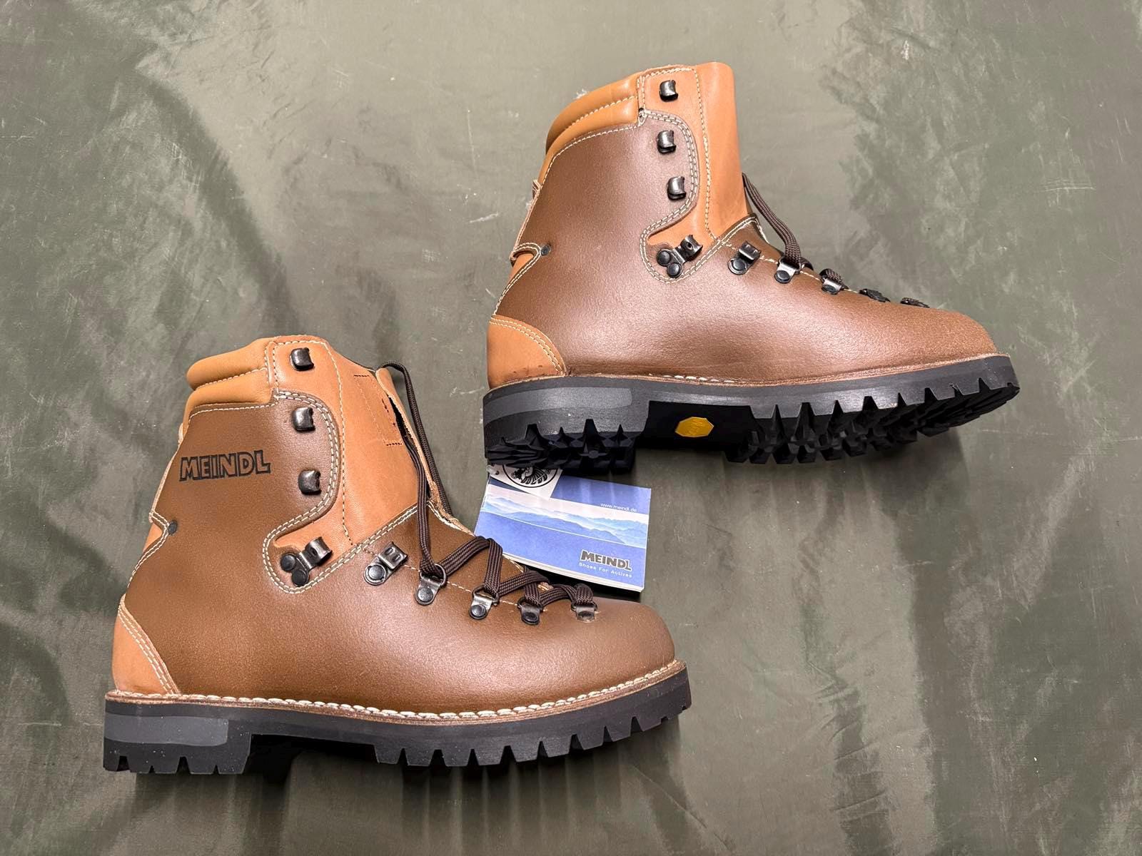 Bottes De Randonnée Vintage MILO Taille 6.5N - Cuir - Alpinisme - Occasion Peu Porté