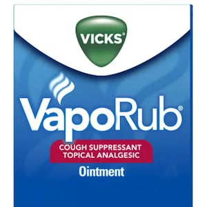 Könnte beinhalten: Vicks VapoRub Salbe, eine blaue und grüne Packung mit dem Vicks-Logo und den Worten "VapoRub" und "Hustenmittel, topisches Analgetikum".