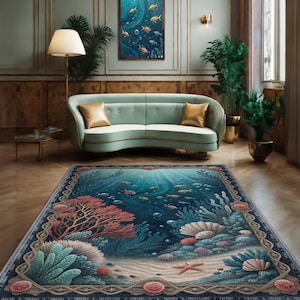 Può includere: Un tappeto rettangolare con una vivace scena sottomarina con coralli, pesci e conchiglie. Il tappeto ha un bordo blu scuro e un'immagine centrale di una barriera corallina. La stanza presenta anche un divano verde chiaro, un dipinto di pesci e piante in vaso.