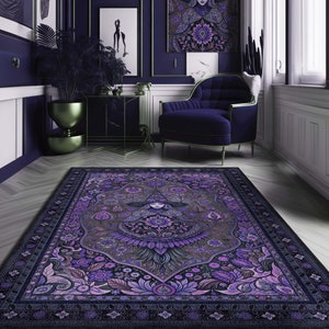 Puede incluir: Una alfombra rectangular grande con un dise&ntilde;o floral y tem&aacute;tico de brujas detallado en tonos de morado, lavanda y negro. La alfombra est&aacute; colocada en una habitaci&oacute;n con una combinaci&oacute;n de colores a juego, que incluye un sill&oacute;n morado oscuro y arte mural.
