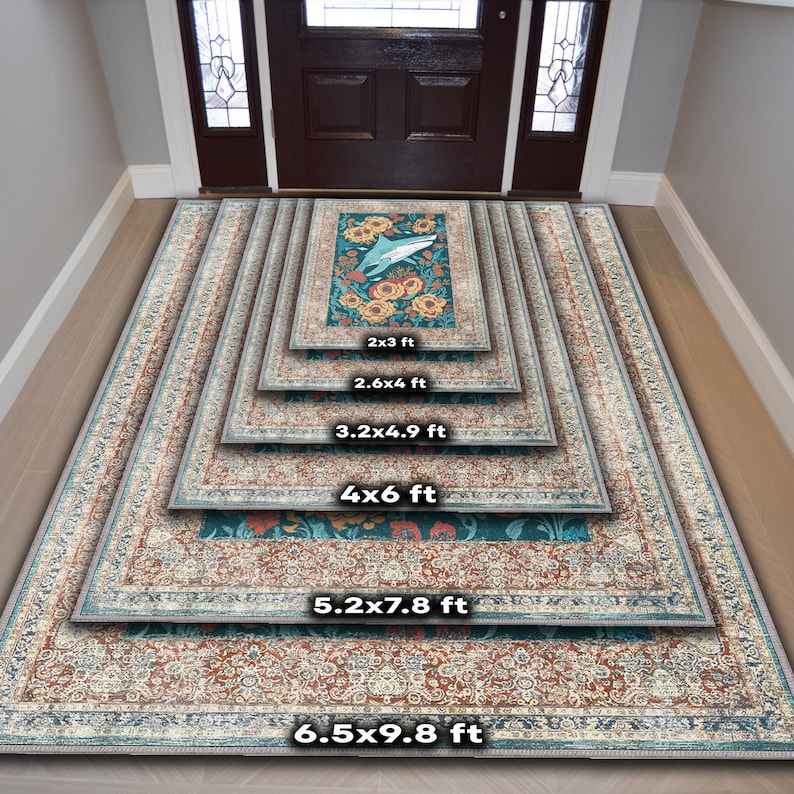 Pu&ograve; includere: Una collezione di tappeti decorativi di varie dimensioni, da 61 cm x 91 cm a 198 cm x 299 cm. Ogni tappeto presenta un design centrale turchese con motivi floreali e di uccelli, incorniciato da un bordo color crema e ruggine con motivi intricati. I tappeti sono esposti in un corridoio.