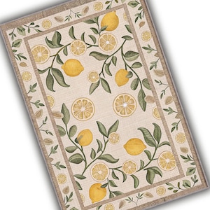 K&ouml;nnte beinhalten: Rechteckiger Teppich mit Zitronenmuster. Der Teppich hat einen beigefarbenen Hintergrund mit einem Muster aus gelben Zitronen, Zitronenscheiben und gr&uuml;nen Bl&auml;ttern. Ein brauner Rand umrahmt das Design.