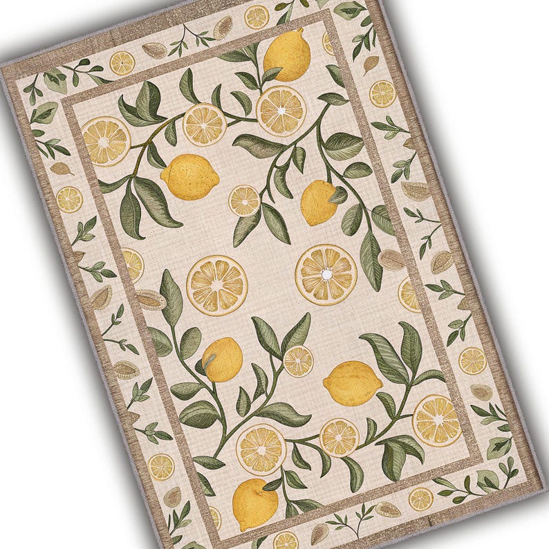 K&ouml;nnte beinhalten: Rechteckiger Teppich mit Zitronenmuster. Der Teppich hat einen beigefarbenen Hintergrund mit einem Muster aus gelben Zitronen, Zitronenscheiben und gr&uuml;nen Bl&auml;ttern. Ein brauner Rand umrahmt das Design.