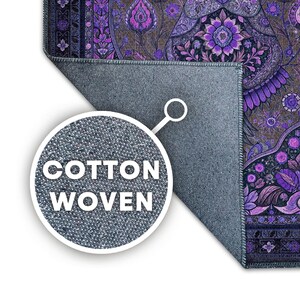 Puede incluir: Una secci&oacute;n de una alfombra de algod&oacute;n tejido con un detallado estampado floral en tonos morados, marrones y negros. El reverso de la alfombra es gris liso. Una incrustaci&oacute;n circular muestra las palabras "COTTON WOVEN".