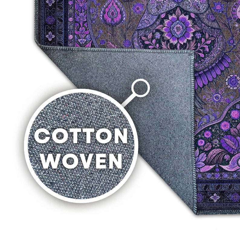 Puede incluir: Una secci&oacute;n de una alfombra de algod&oacute;n tejido con un detallado estampado floral en tonos morados, marrones y negros. El reverso de la alfombra es gris liso. Una incrustaci&oacute;n circular muestra las palabras "COTTON WOVEN".