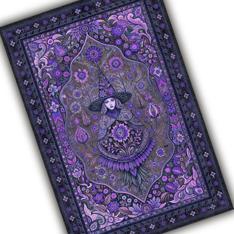 Puede incluir: Alfombra decorativa con una bruja con sombrero, rodeada de patrones florales en tonos morados, lavanda y marr&oacute;n. La alfombra tiene un borde azul oscuro con dise&ntilde;os florales y de estrellas. La bruja sostiene una flor grande.