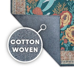 Pu&ograve; includere: Un tappeto in cotone tessuto con sfondo verde acqua e design floreale. Il tappeto presenta grandi fiori gialli e arancioni, con un bordo di motivi intricati. Il retro del tappeto &egrave; di colore grigio pieno. Il testo "COTTON WOVEN" &egrave; in un cerchio.