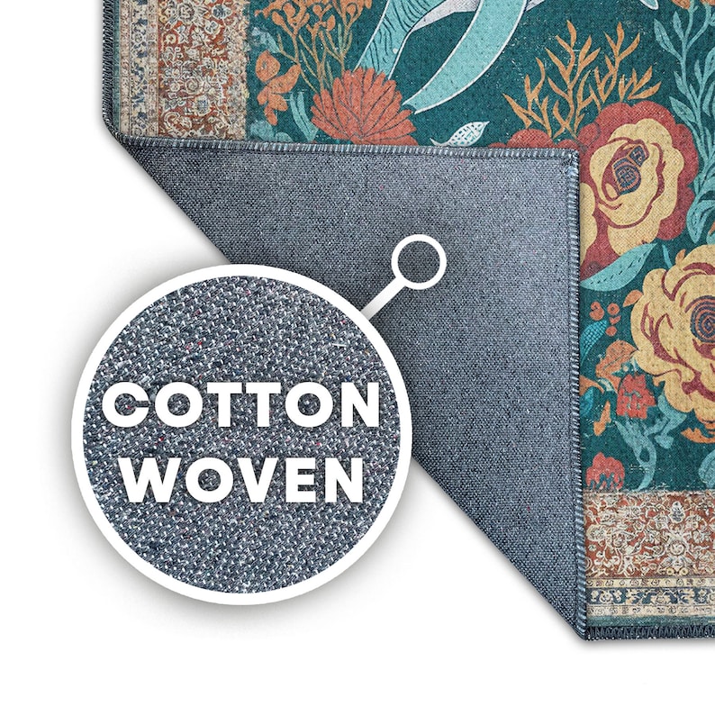 Pu&ograve; includere: Un tappeto in cotone tessuto con sfondo verde acqua e design floreale. Il tappeto presenta grandi fiori gialli e arancioni, con un bordo di motivi intricati. Il retro del tappeto &egrave; di colore grigio pieno. Il testo "COTTON WOVEN" &egrave; in un cerchio.