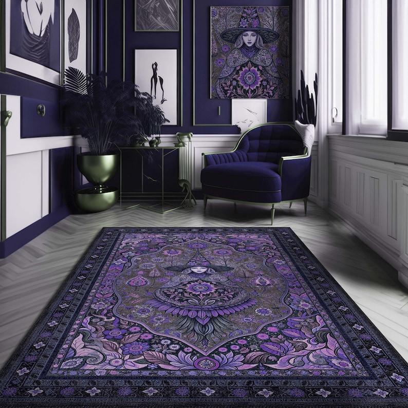 Puede incluir: Una alfombra rectangular grande con un dise&ntilde;o floral y tem&aacute;tico de brujas detallado en tonos de morado, lavanda y negro. La alfombra est&aacute; colocada en una habitaci&oacute;n con una combinaci&oacute;n de colores a juego, que incluye un sill&oacute;n morado oscuro y arte mural.