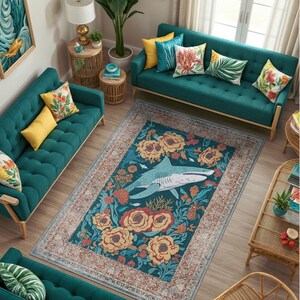 Pu&ograve; includere: Vista dall'alto di un soggiorno con divani turchese e un tappeto fantasia. Il tappeto presenta un design a squalo circondato da fiori gialli, arancioni e blu. I divani sono adornati da cuscini colorati. La stanza ha un tema costiero, con un tappeto di circa 200 x 300 cm.
