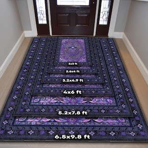 Puede incluir: Una colecci&oacute;n de alfombras rectangulares de diferentes tama&ntilde;os, dispuestas en capas. Las alfombras presentan un esquema de color azul oscuro y morado con intrincados dise&ntilde;os florales y geom&eacute;tricos. Los tama&ntilde;os var&iacute;an de 61x91 cm a 198x299 cm.
