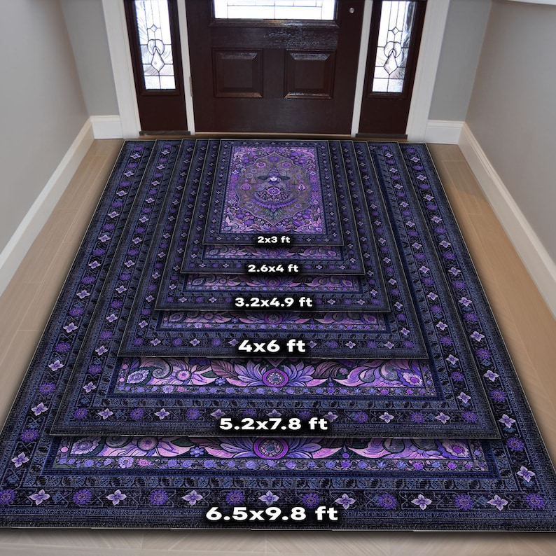 Puede incluir: Una colecci&oacute;n de alfombras rectangulares de diferentes tama&ntilde;os, dispuestas en capas. Las alfombras presentan un esquema de color azul oscuro y morado con intrincados dise&ntilde;os florales y geom&eacute;tricos. Los tama&ntilde;os var&iacute;an de 61x91 cm a 198x299 cm.
