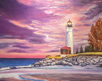 Può includere: Un faro bianco con tetto rosso si erge su una costa rocciosa. Il cielo è di un vibrante viola e rosa con nuvole. L'oceano è di un blu profondo con onde bianche che si infrangono sulla riva.