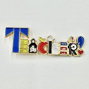 Pin de lapela com letras ilustradas coloridas esmaltadas para professor