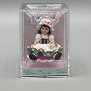 Jahrgang 2001 Hallmark Merry Miniatures Madame Alexander Little Fräulein Muffet