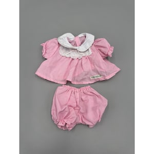 Ropa vintage para muñecas Cabbage Patch Kids: vestido rosa tipo esmoquin con bombachos.