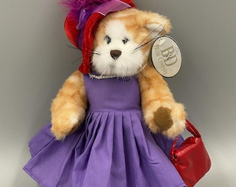 B & D Bear Company Orange getigerte Katze im lila Kleid, rotem Hut und Handtasche, 33 cm