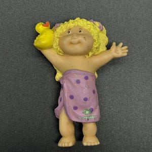 Statuetta vintage Cabbage Patch Kids in PVC del 1984, alta 6,35 cm, con bambina bionda in asciugamano e paperella. LEGGI I DETTAGLI.